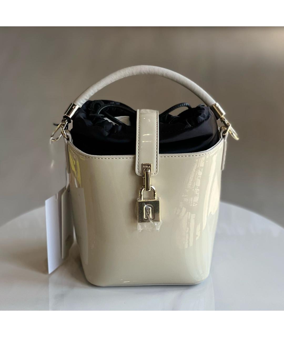 FURLA Бежевая сумка с короткими ручками из лакированной кожи, фото 5