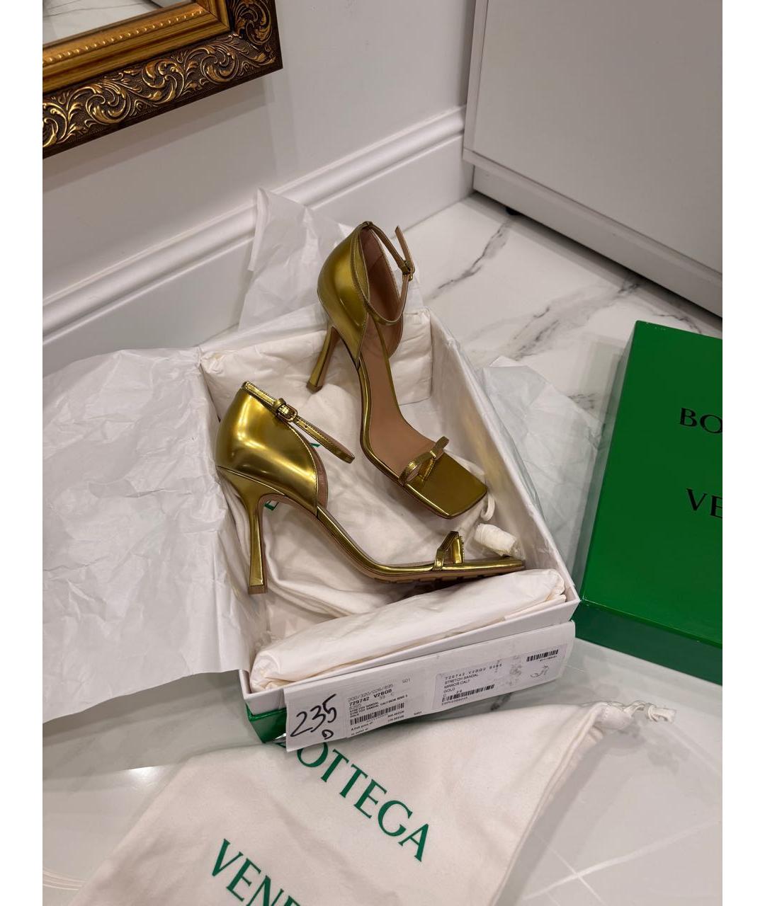 BOTTEGA VENETA Золотые кожаные босоножки, фото 3