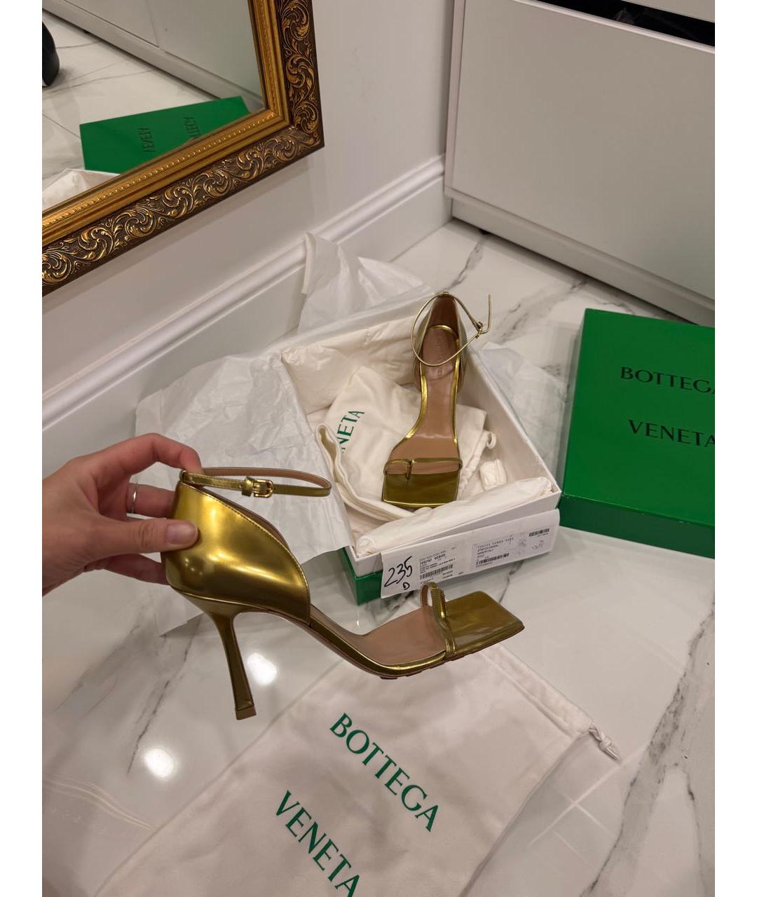 BOTTEGA VENETA Золотые кожаные босоножки, фото 5