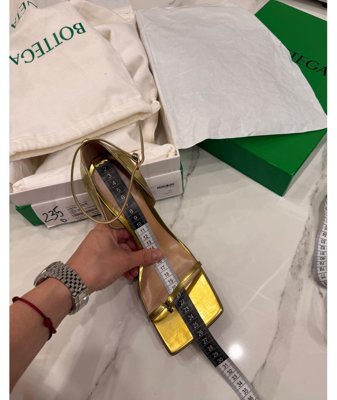 BOTTEGA VENETA Золотые кожаные босоножки, фото 8