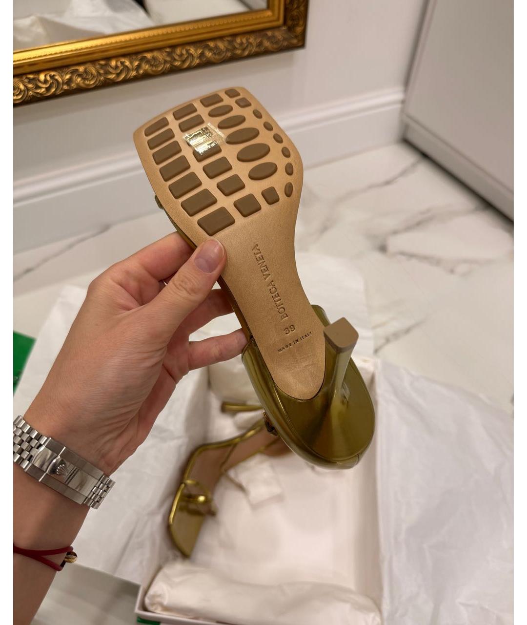 BOTTEGA VENETA Золотые кожаные босоножки, фото 7
