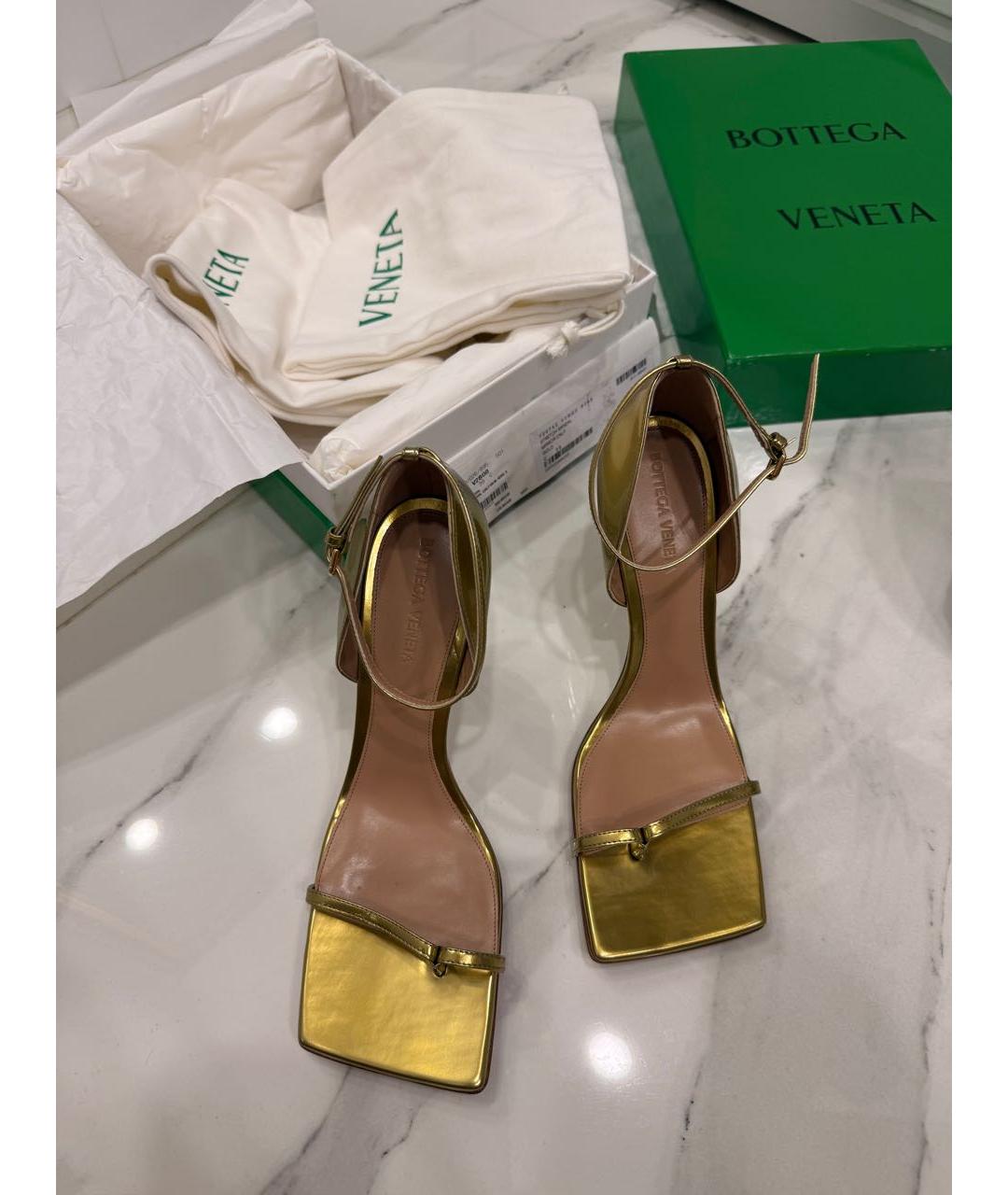 BOTTEGA VENETA Золотые кожаные босоножки, фото 6