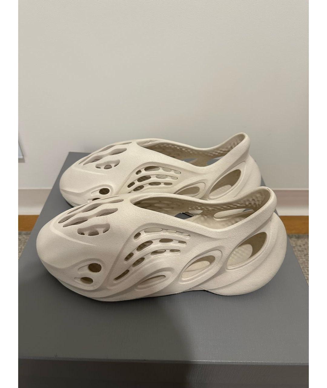 ADIDAS YEEZY Бежевые резиновые низкие кроссовки / кеды, фото 4