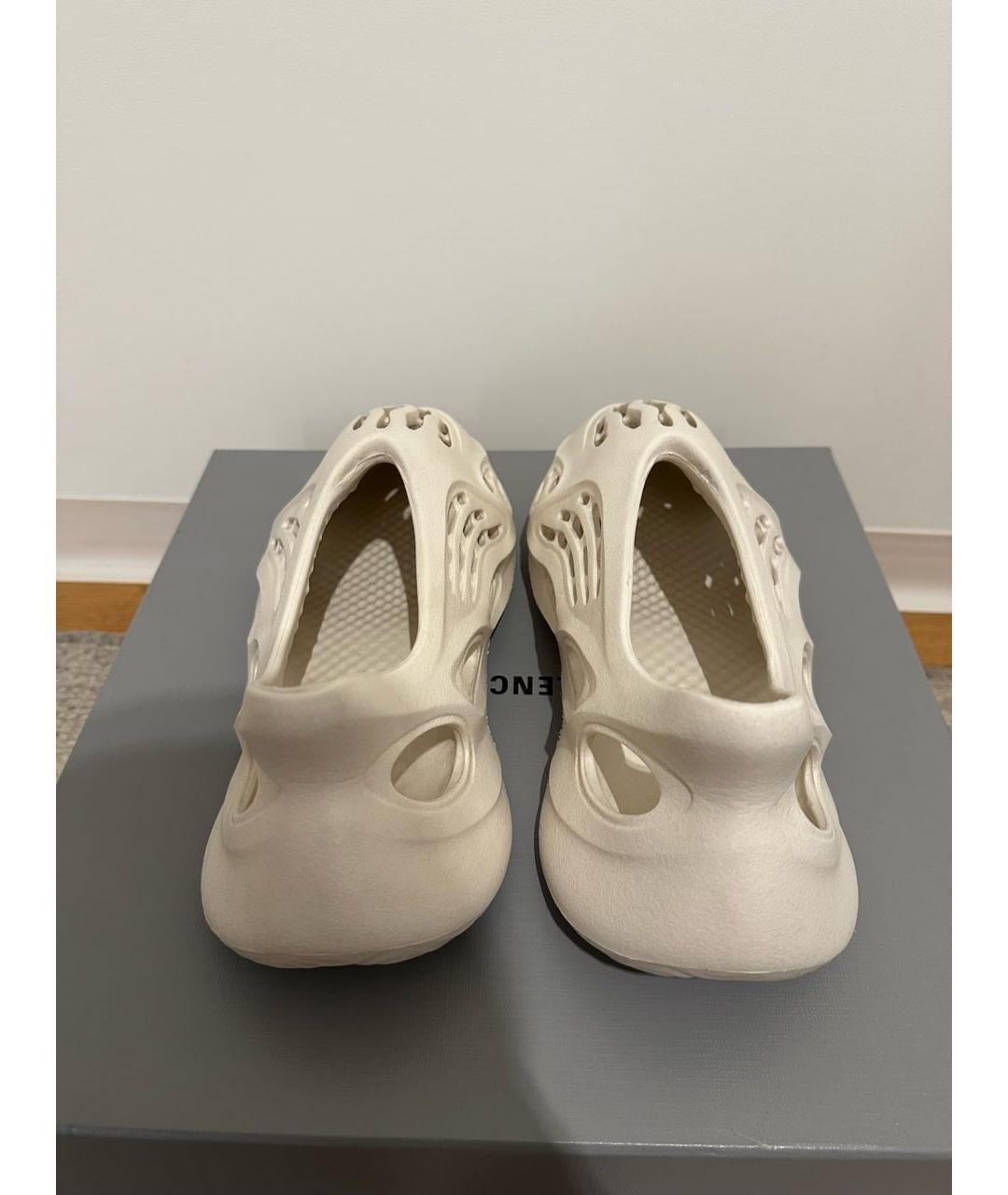 ADIDAS YEEZY Бежевые резиновые низкие кроссовки / кеды, фото 3