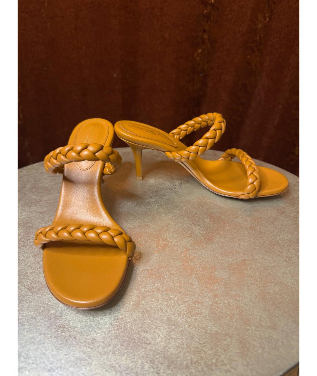 GIANVITO ROSSI Горчичные кожаные мюли, фото 4
