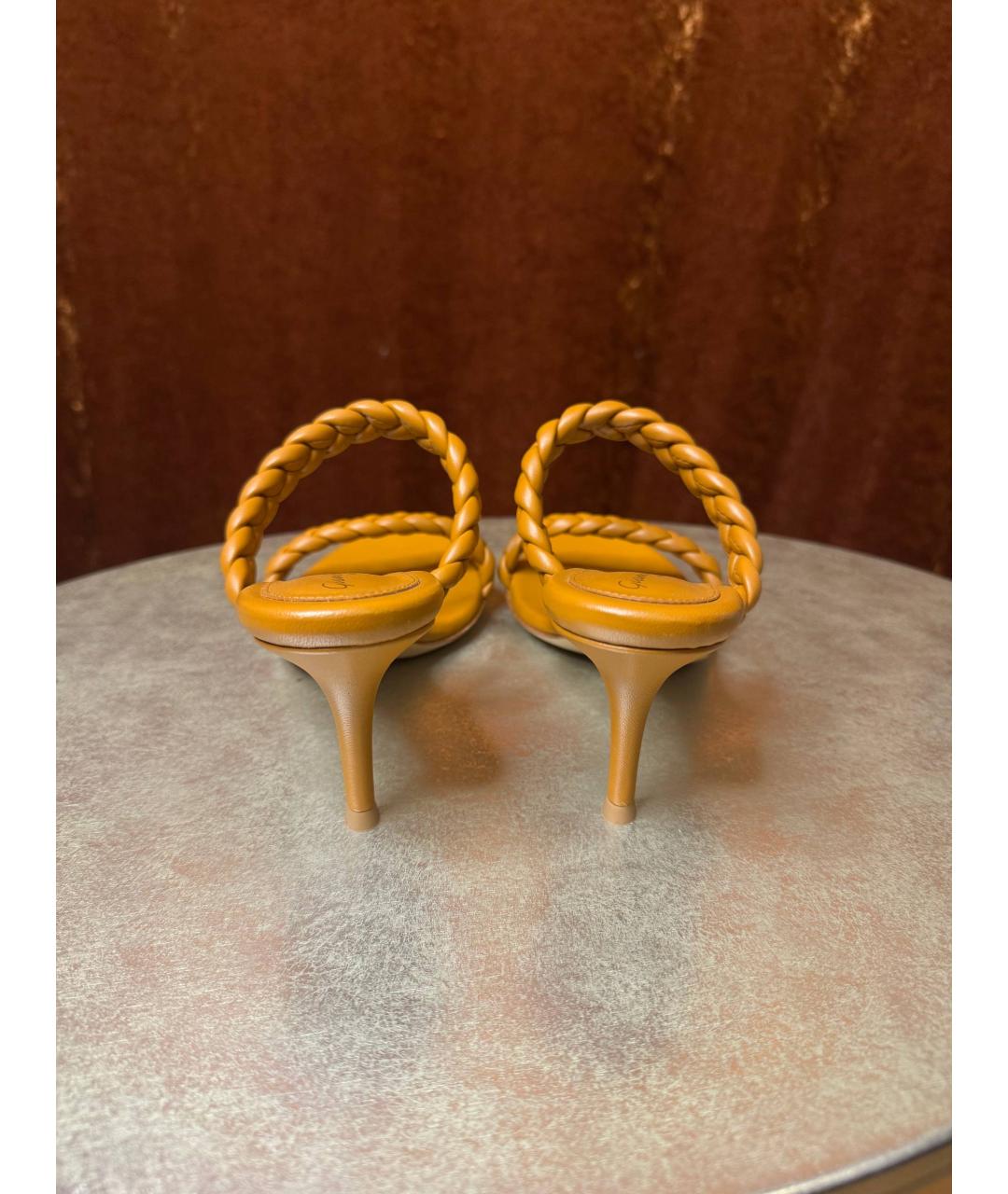 GIANVITO ROSSI Горчичные кожаные мюли, фото 3