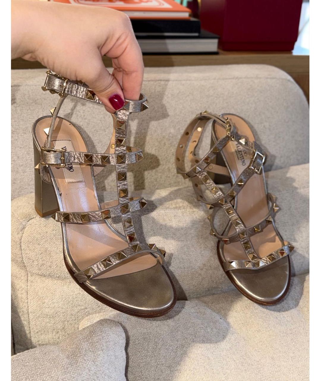 VALENTINO Золотые кожаные босоножки, фото 2
