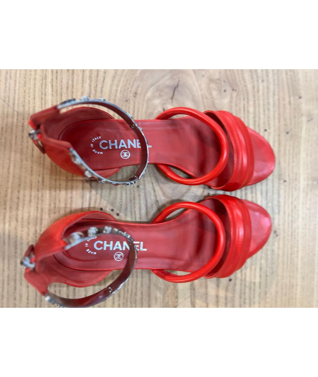 CHANEL Красные кожаные босоножки, фото 2