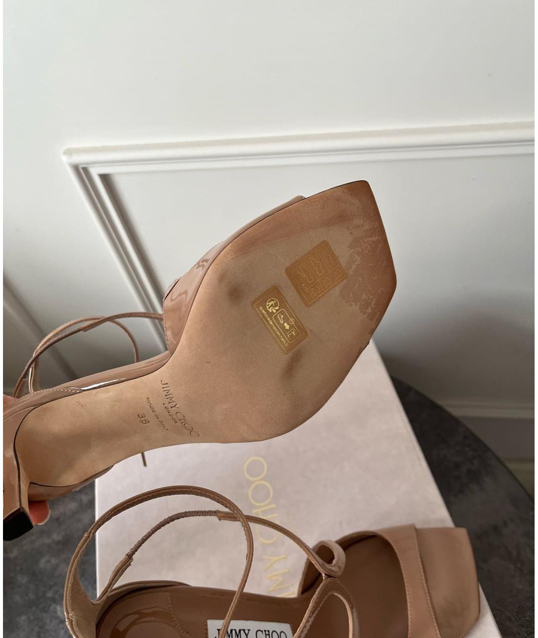 JIMMY CHOO Бежевые босоножки из лакированной кожи, фото 4