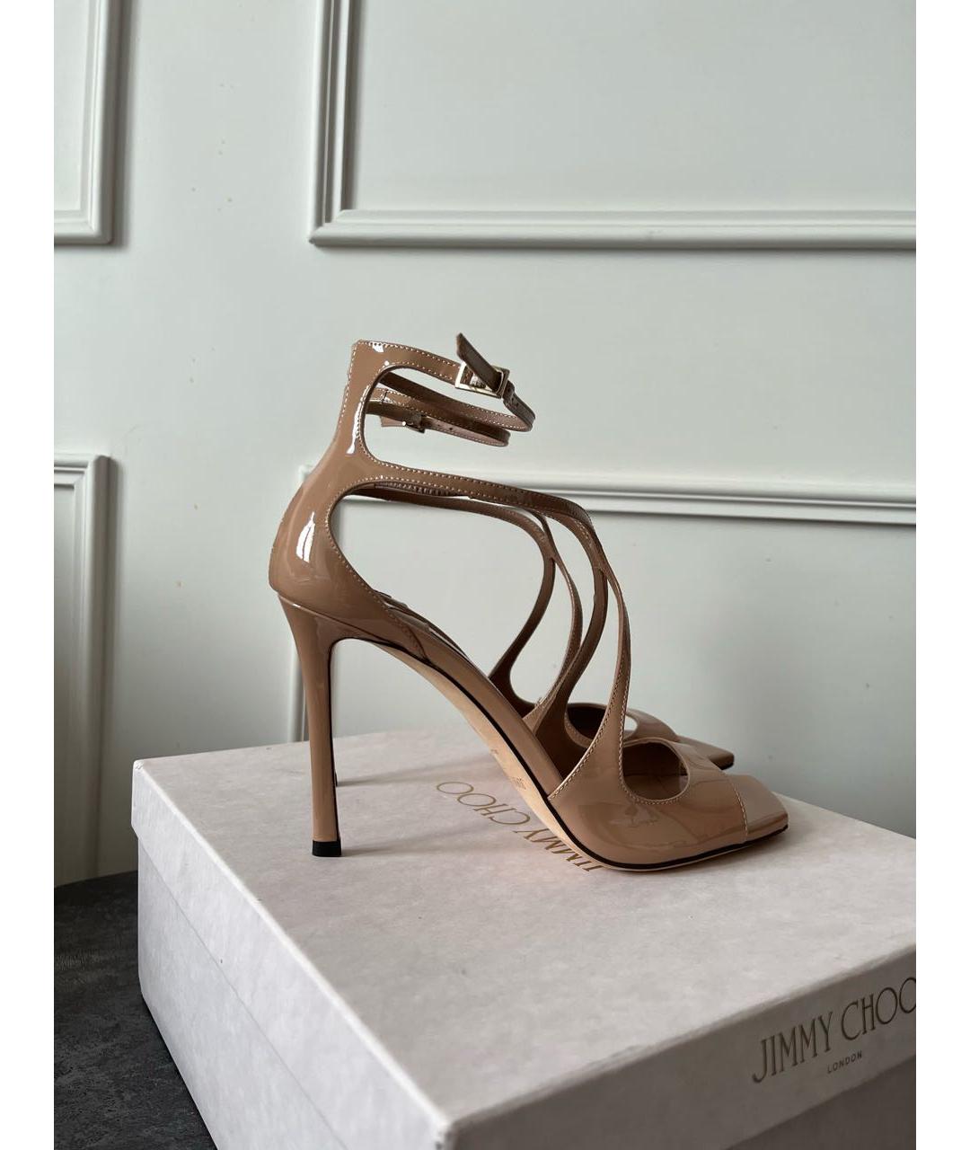 JIMMY CHOO Бежевые босоножки из лакированной кожи, фото 6