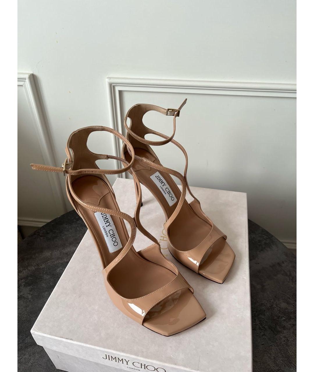 JIMMY CHOO Бежевые босоножки из лакированной кожи, фото 2