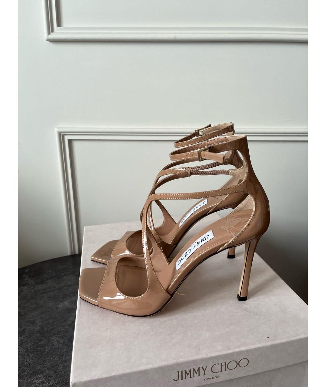 JIMMY CHOO Бежевые босоножки из лакированной кожи, фото 5