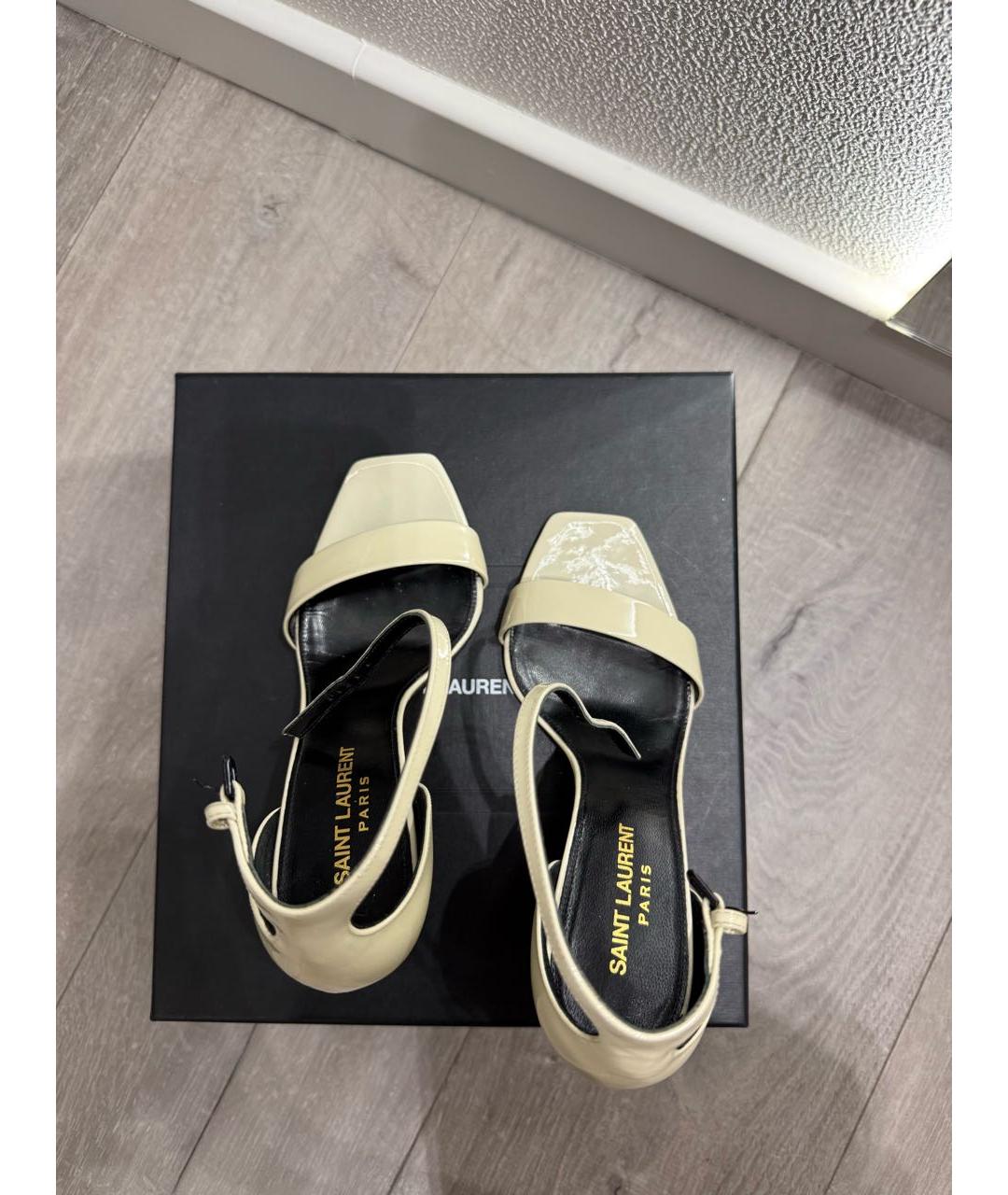 SAINT LAURENT Бежевые босоножки из лакированной кожи, фото 4