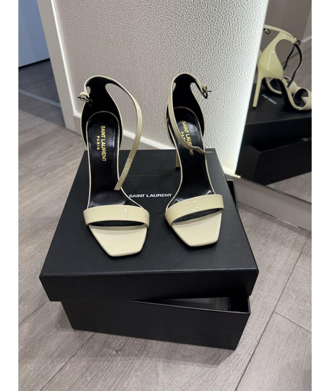 SAINT LAURENT Бежевые босоножки из лакированной кожи, фото 2