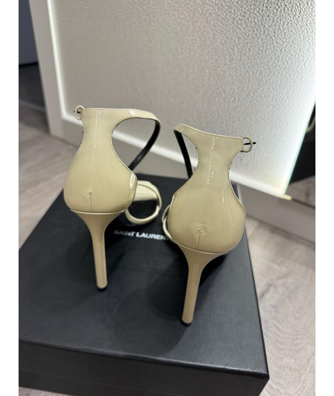 SAINT LAURENT Бежевые босоножки из лакированной кожи, фото 5