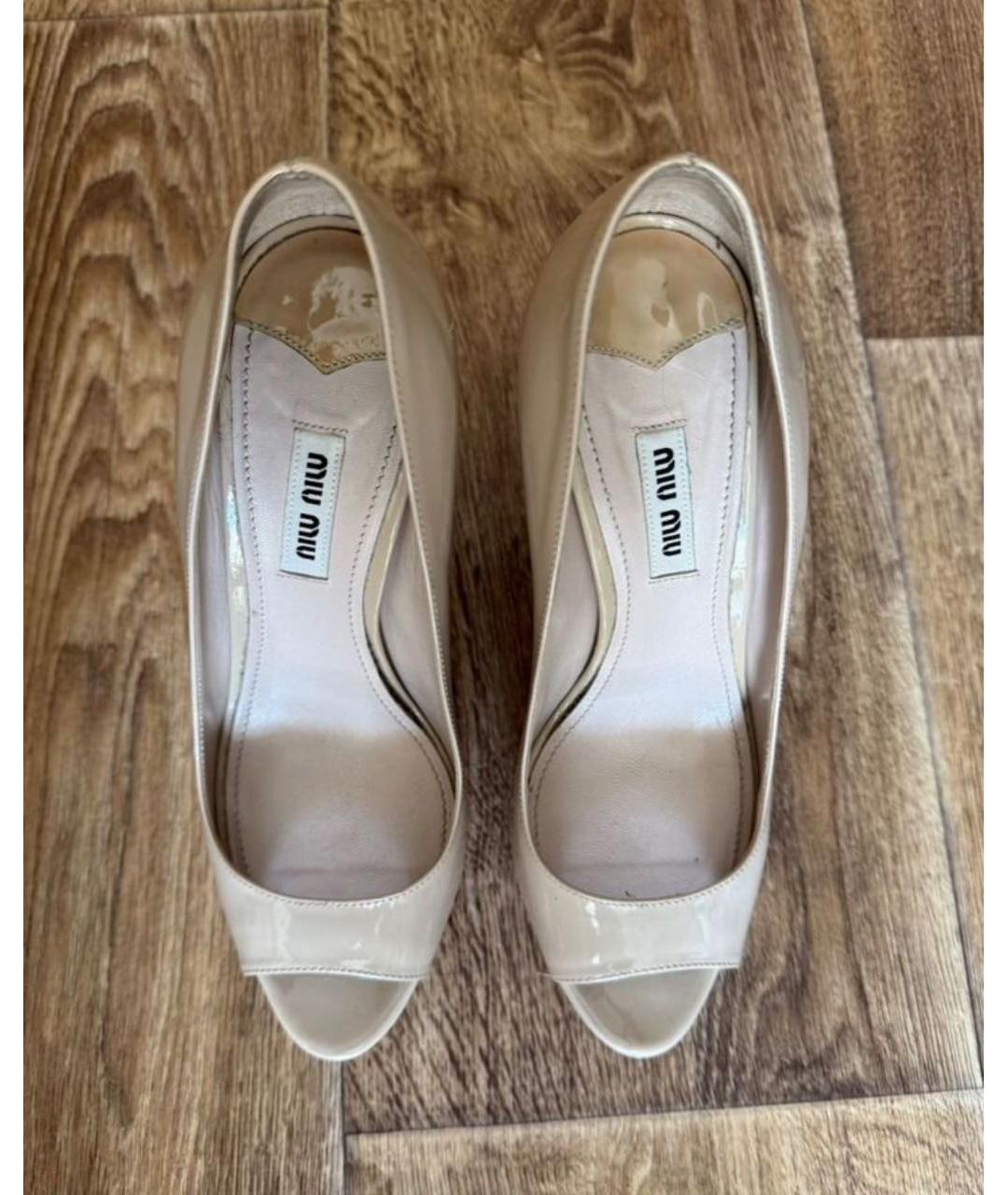 MIU MIU Бежевые туфли из лакированной кожи, фото 2