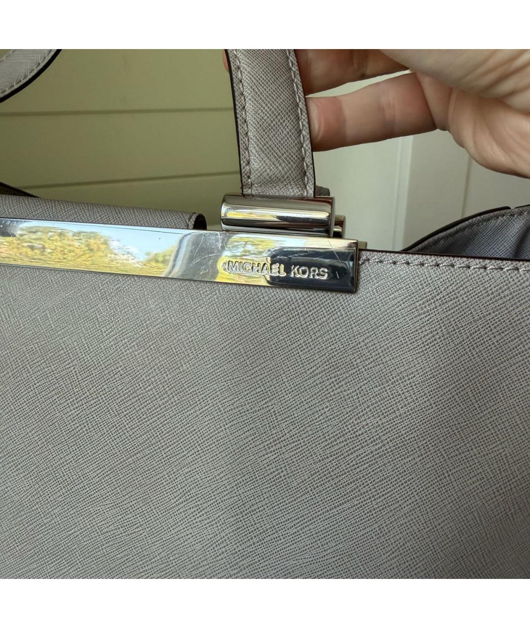 MICHAEL KORS Серая кожаная сумка с короткими ручками, фото 3