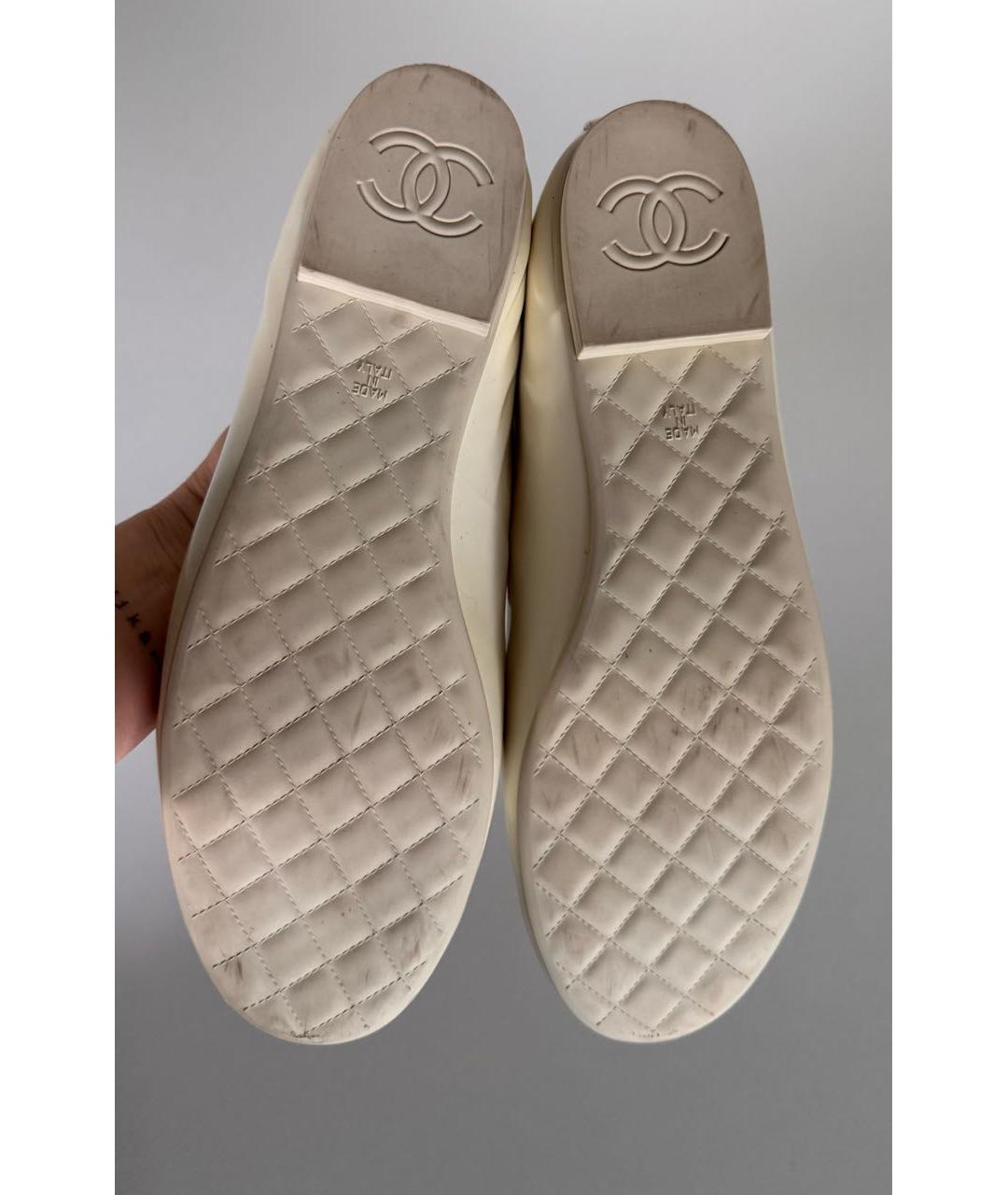 CHANEL Белые балетки из лакированной кожи, фото 8