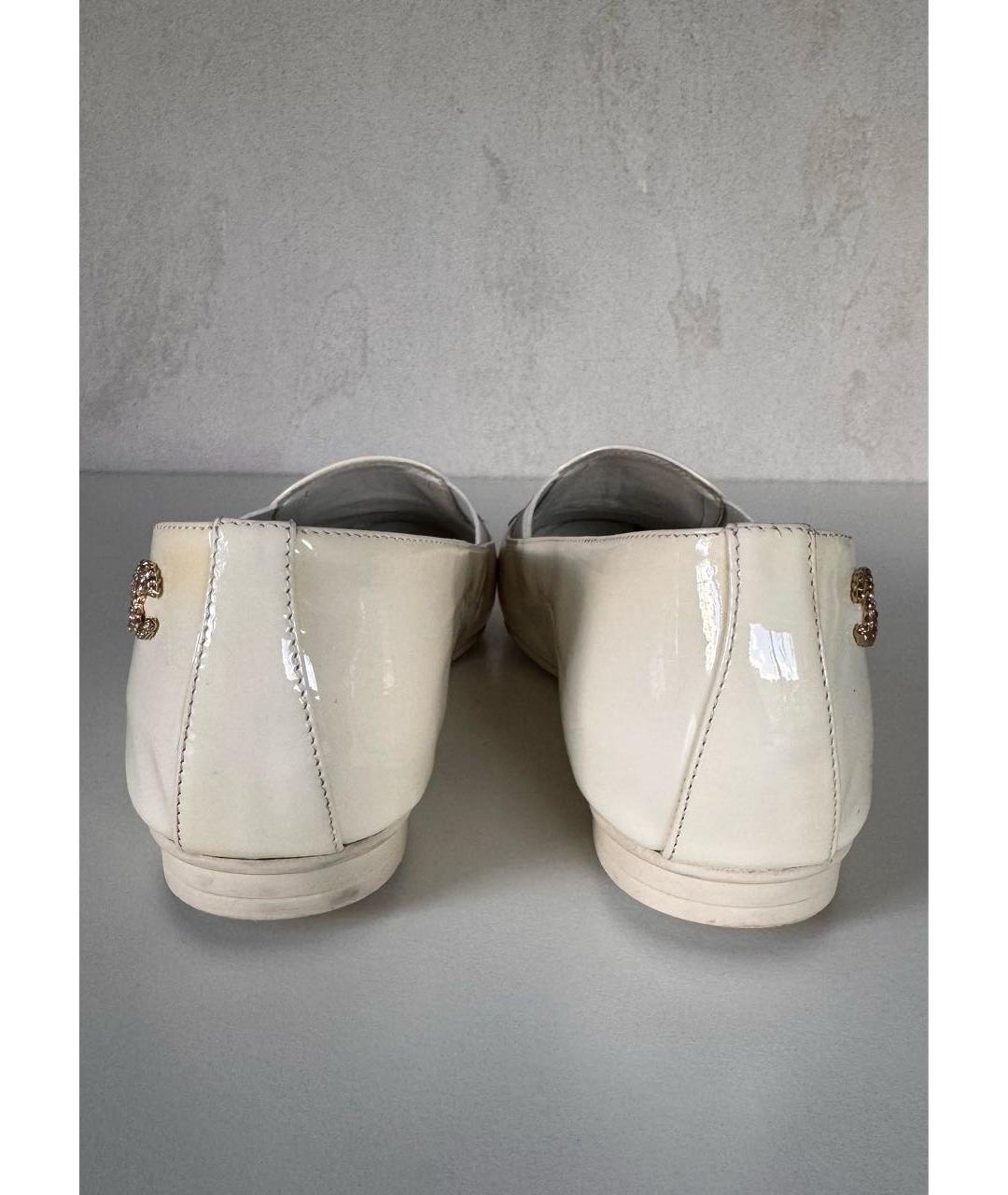 CHANEL Белые балетки из лакированной кожи, фото 4