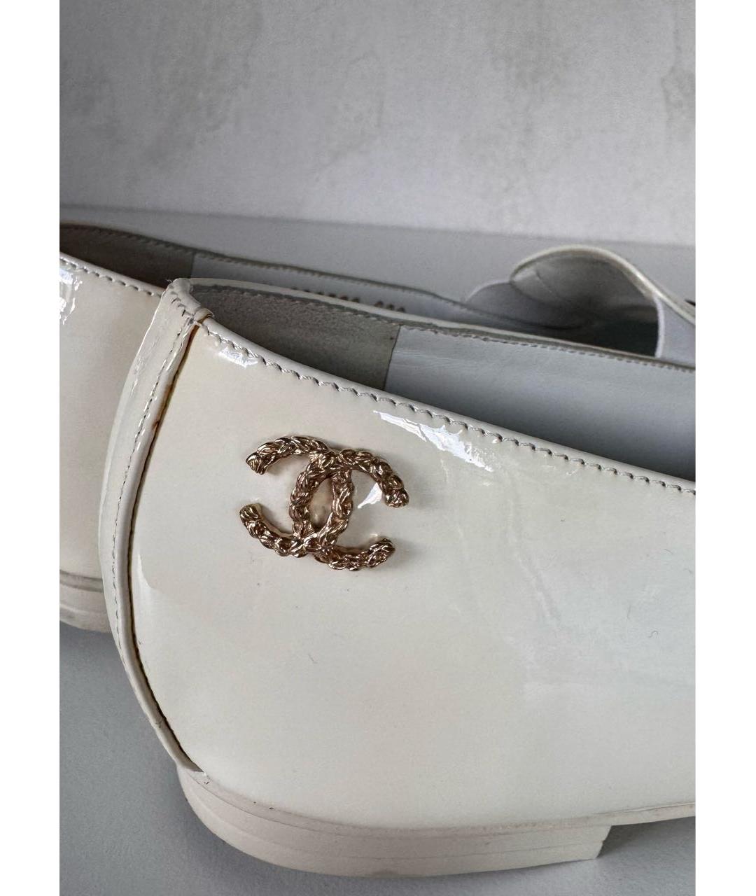 CHANEL Белые балетки из лакированной кожи, фото 6