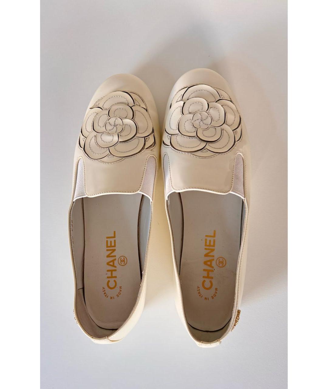 CHANEL Белые балетки из лакированной кожи, фото 3