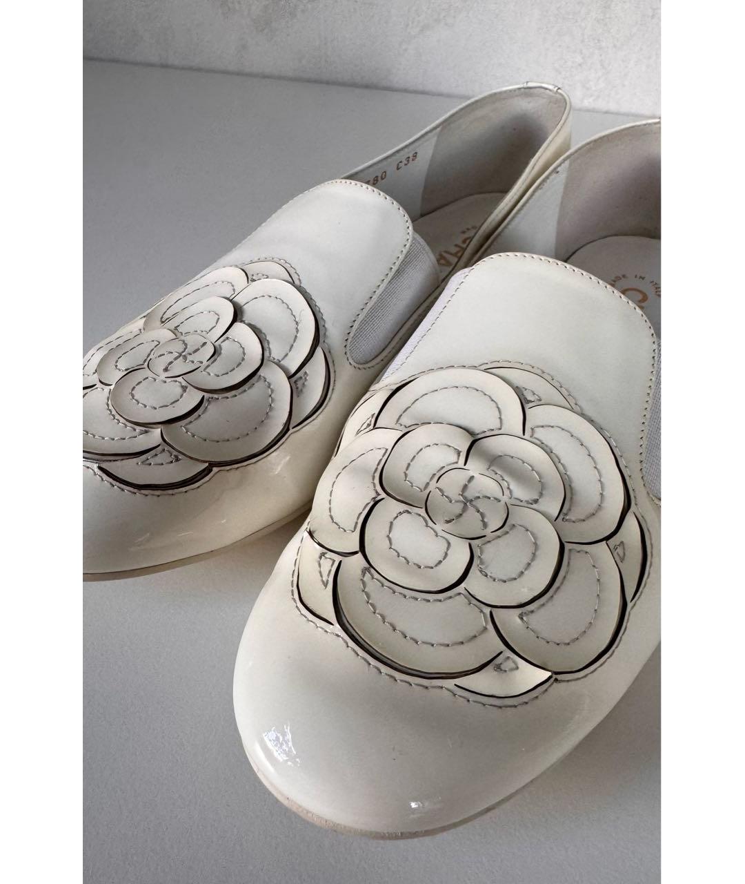 CHANEL Белые балетки из лакированной кожи, фото 5
