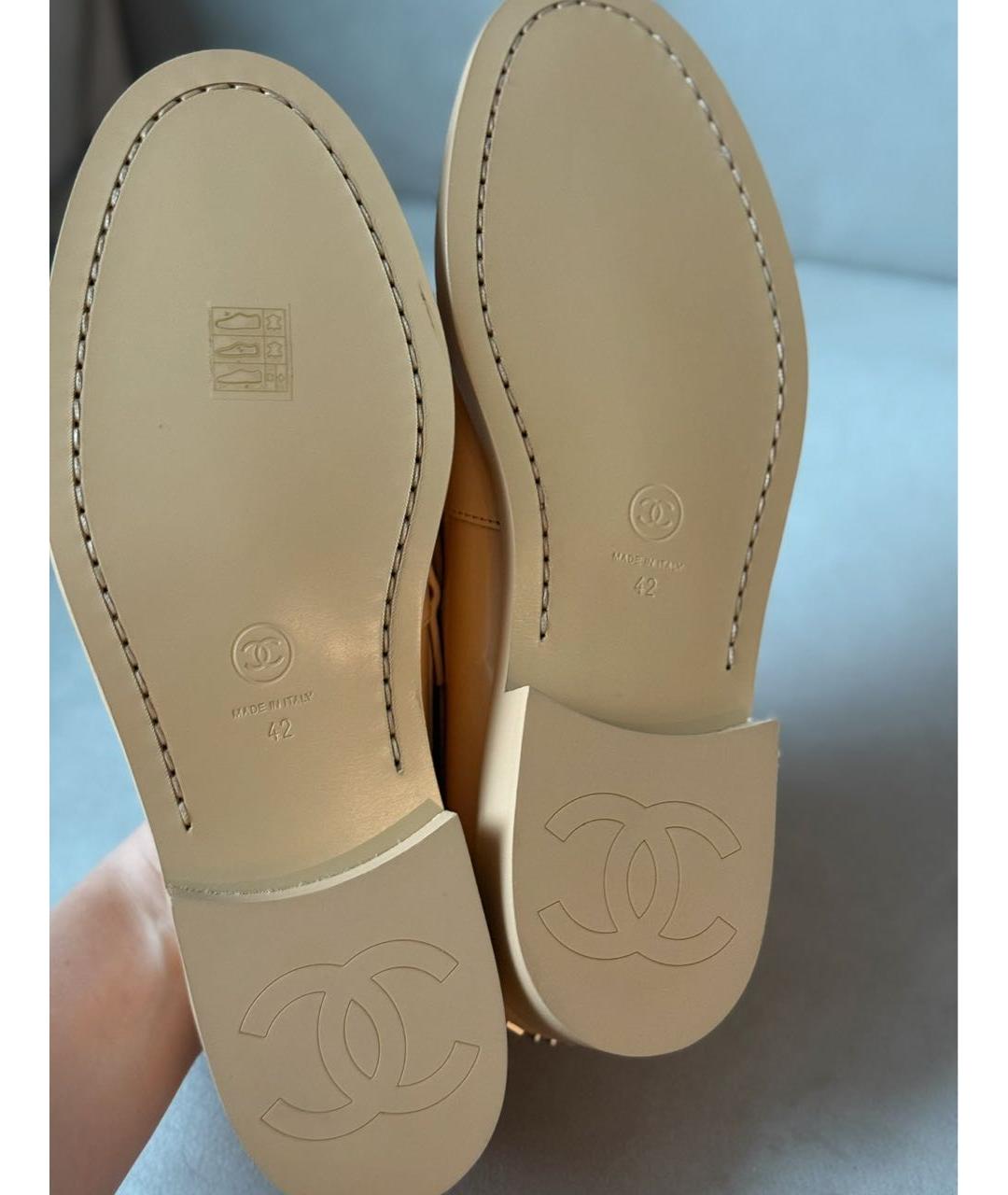 CHANEL Бежевые лоферы из лакированной кожи, фото 5