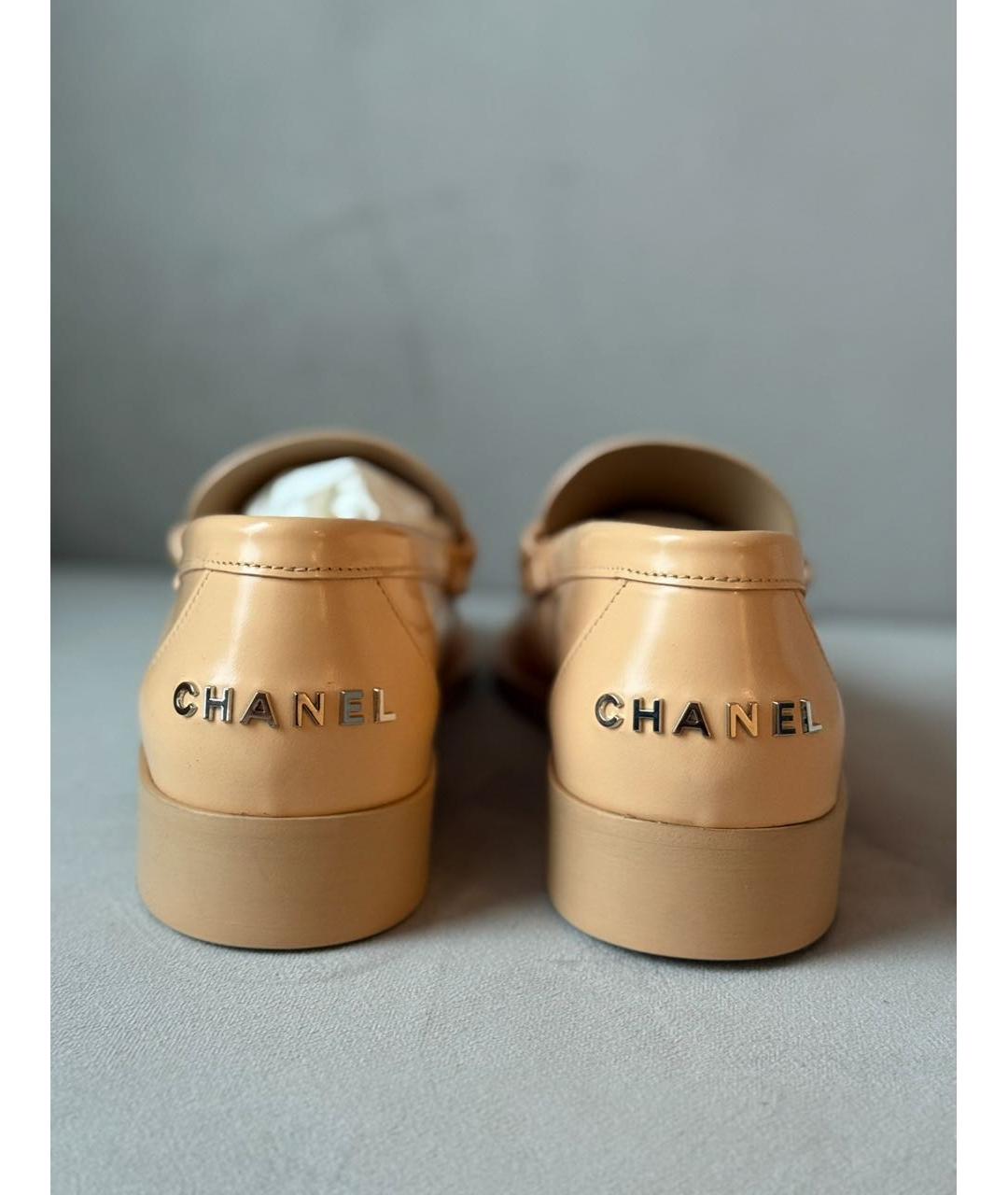 CHANEL Бежевые лоферы из лакированной кожи, фото 6