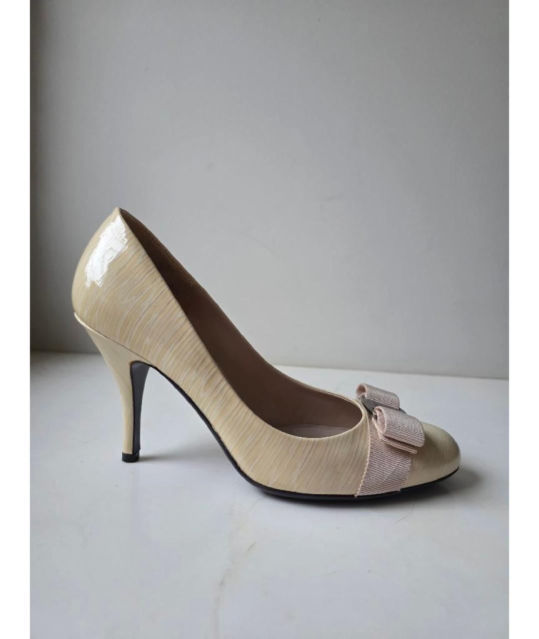 FERRAGAMO Бежевые туфли из лакированной кожи, фото 5