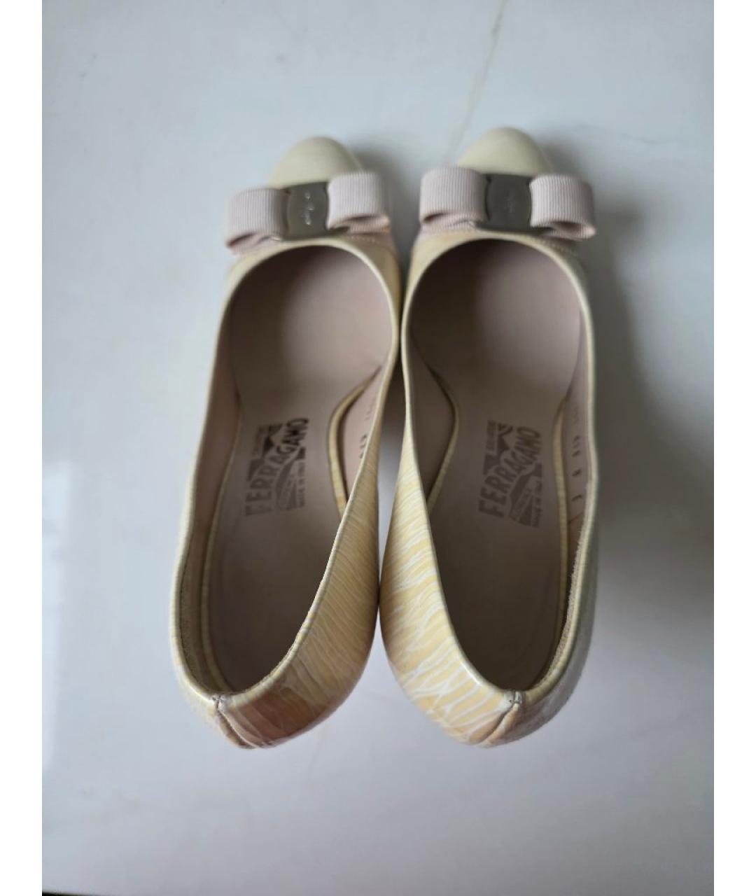 FERRAGAMO Бежевые туфли из лакированной кожи, фото 3