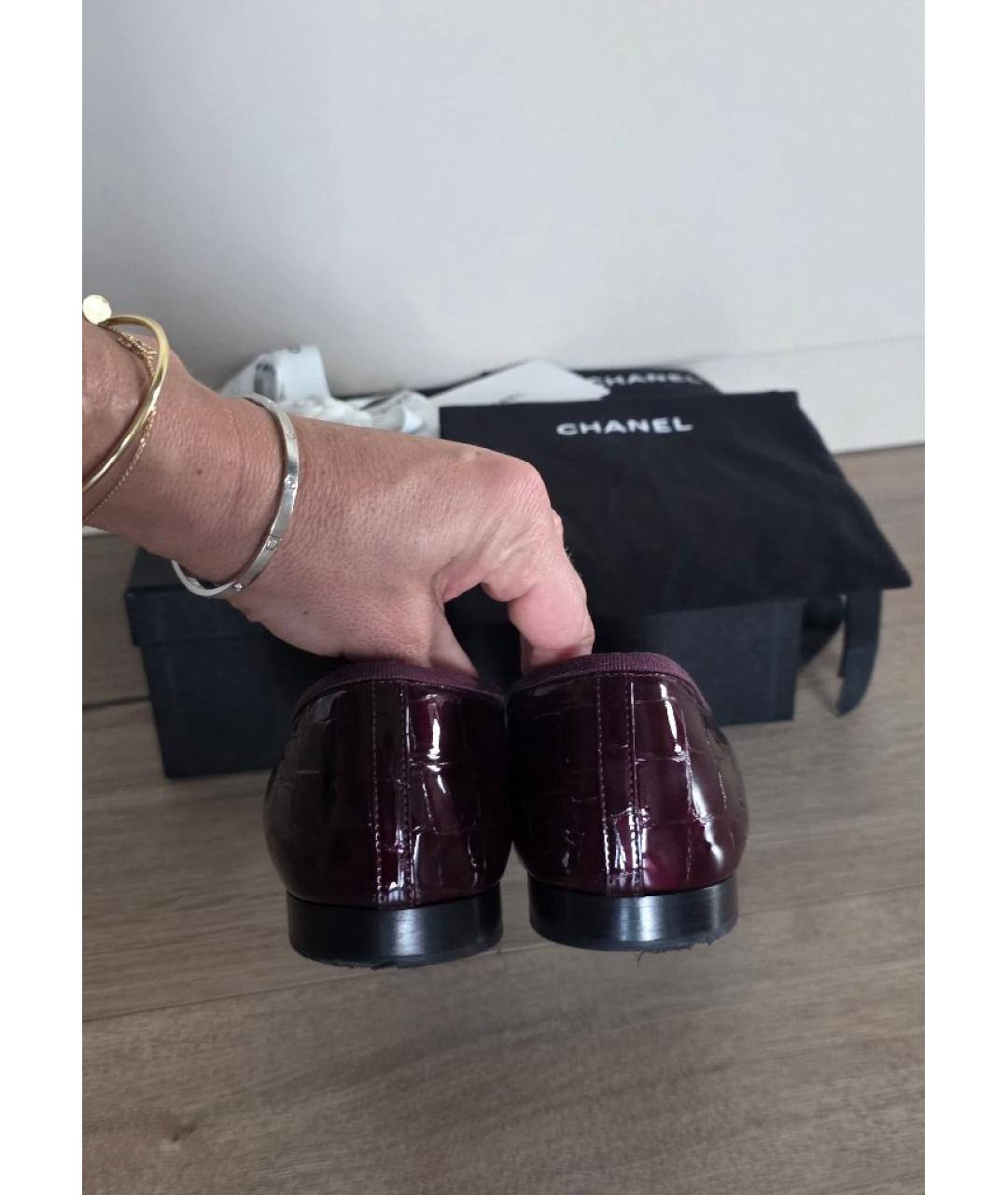CHANEL Бордовые балетки из кожи крокодила, фото 4