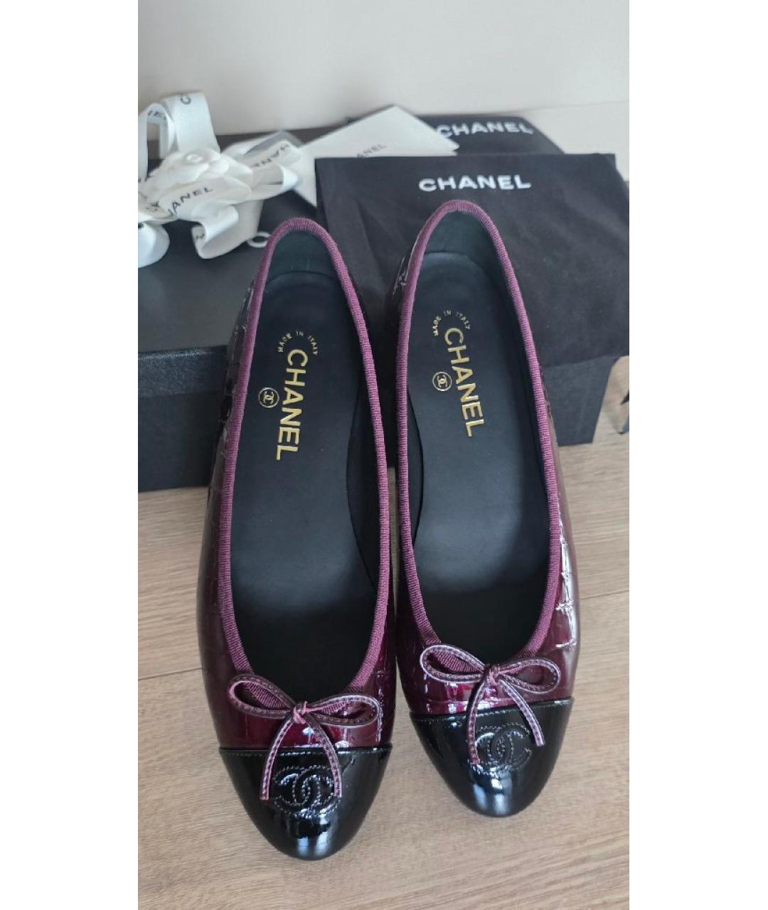 CHANEL Бордовые балетки из кожи крокодила, фото 2