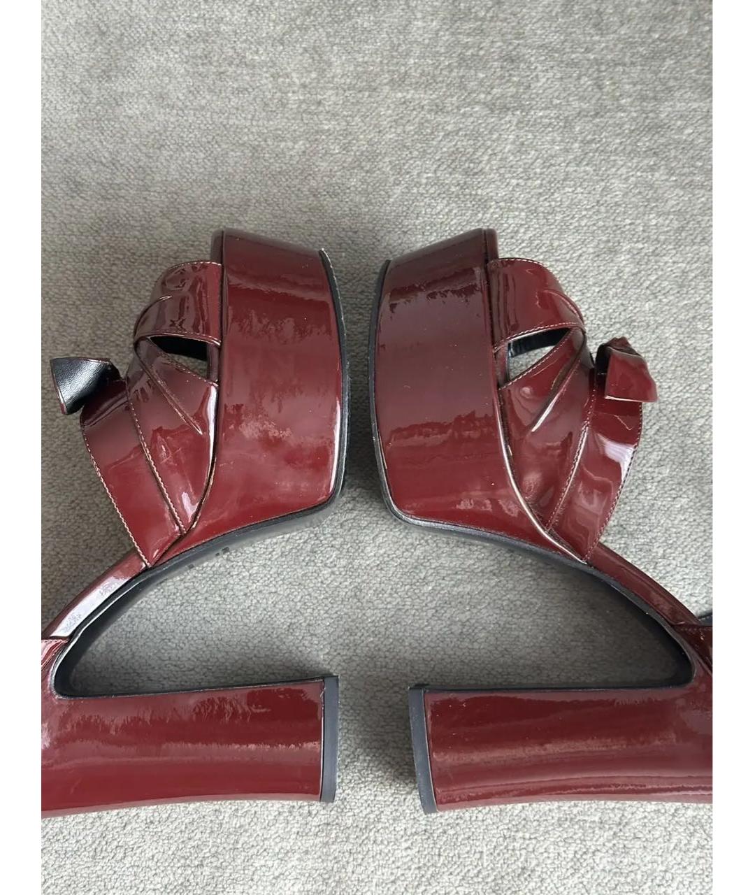 SAINT LAURENT Бордовые босоножки из лакированной кожи, фото 7
