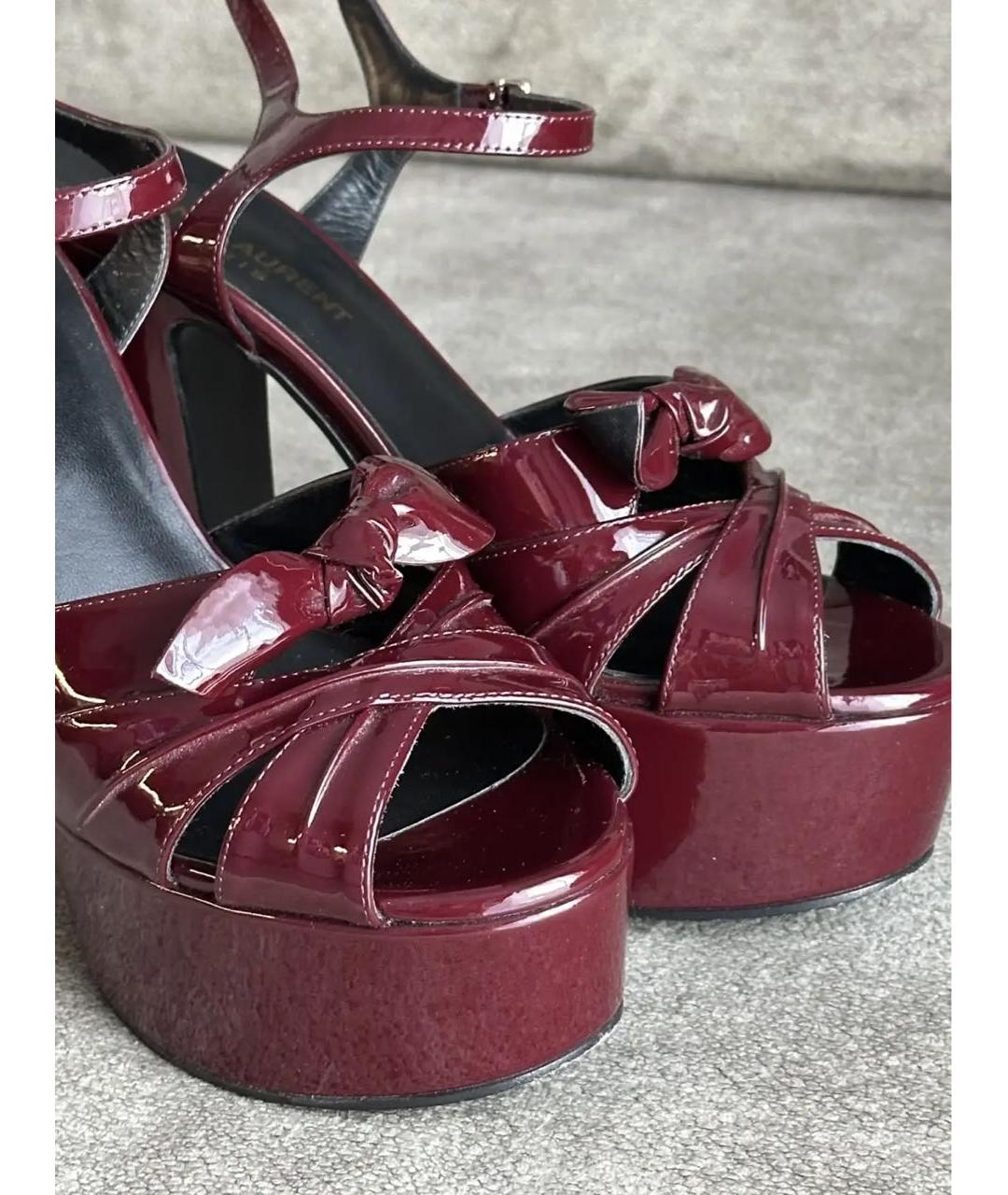 SAINT LAURENT Бордовые босоножки из лакированной кожи, фото 3