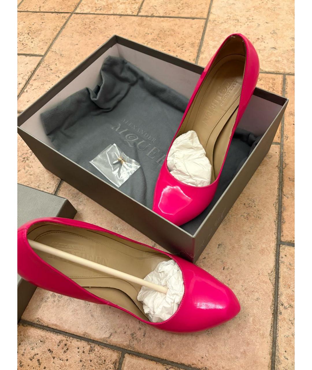 ALEXANDER MCQUEEN Фуксия туфли из лакированной кожи, фото 4