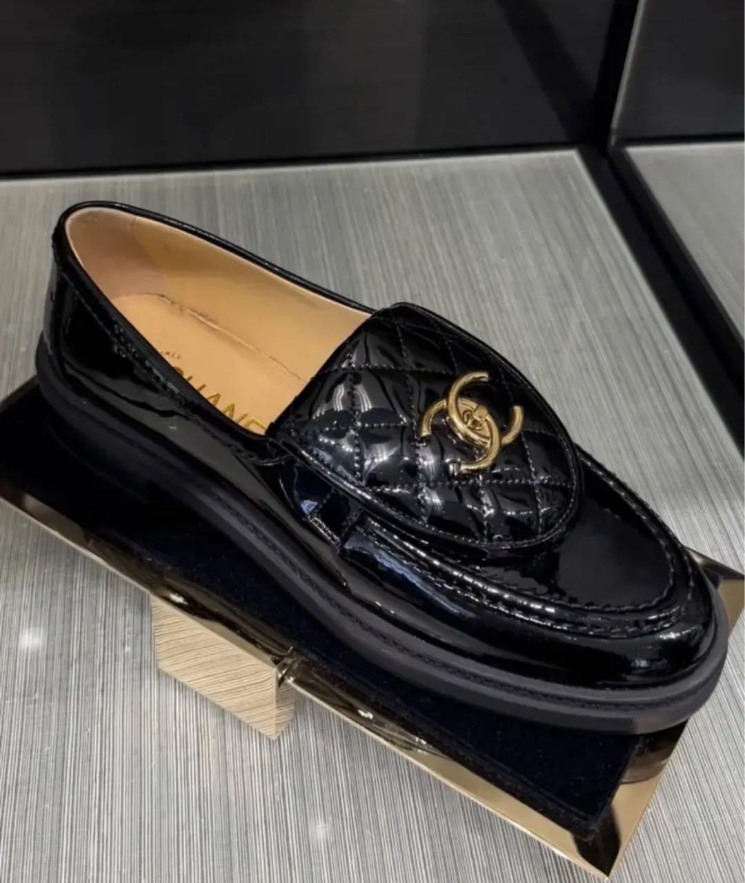 CHANEL Черные лоферы из лакированной кожи, фото 2