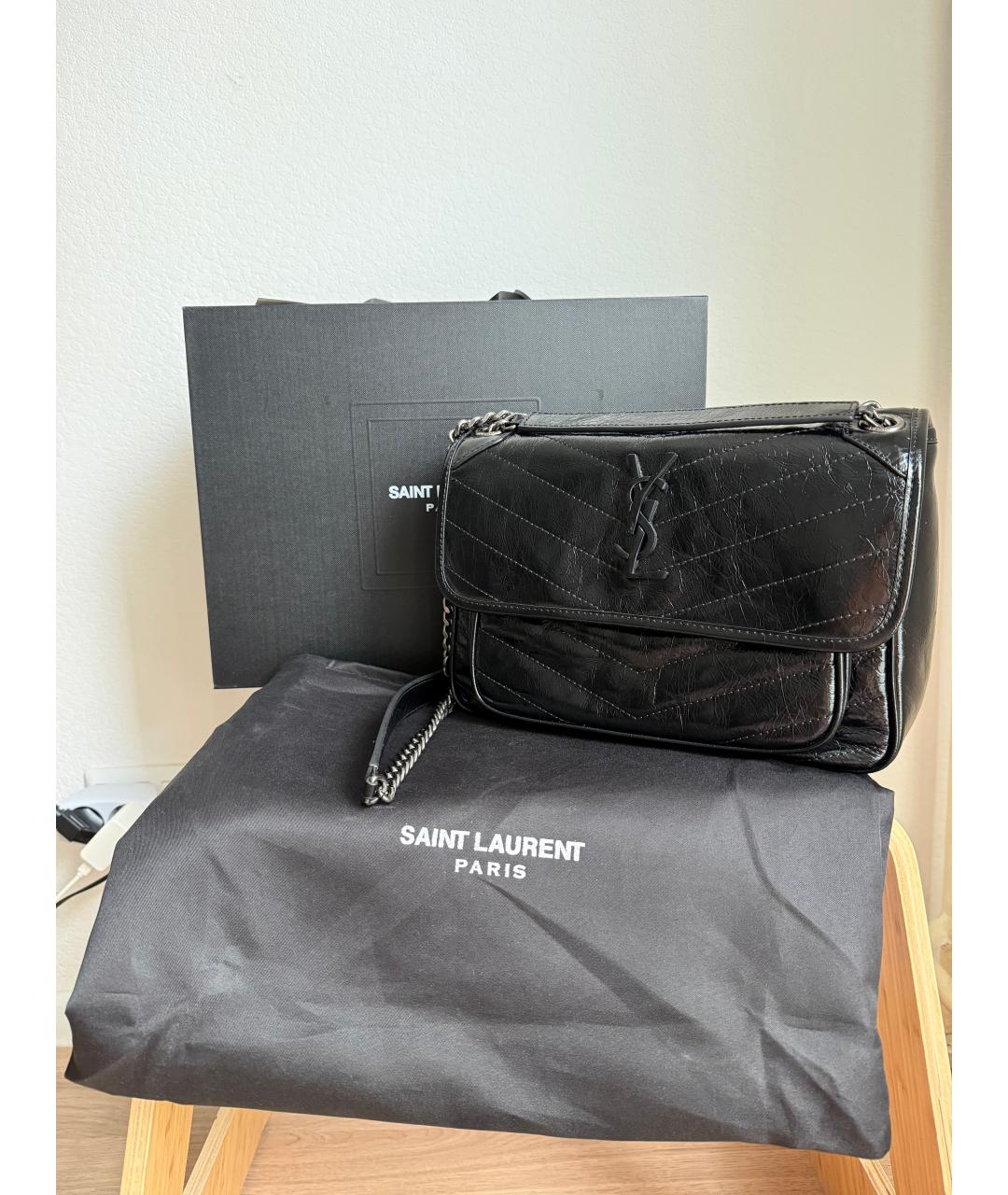 SAINT LAURENT Черная сумка через плечо из лакированной кожи, фото 2