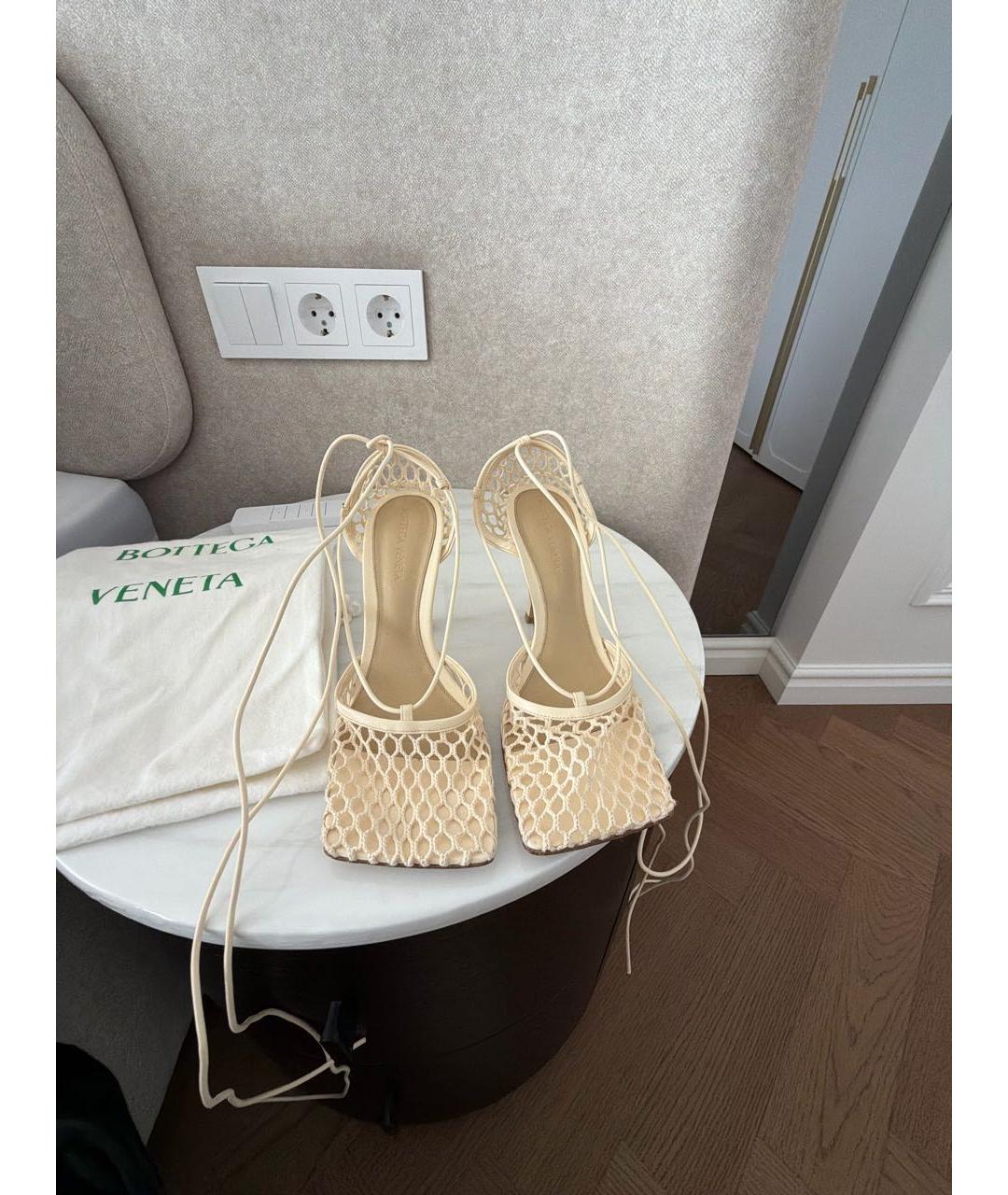 BOTTEGA VENETA Бежевые кожаные босоножки, фото 2