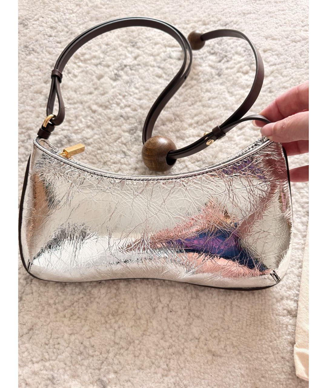 JACQUEMUS Серебряная сумка с короткими ручками из лакированной кожи, фото 7