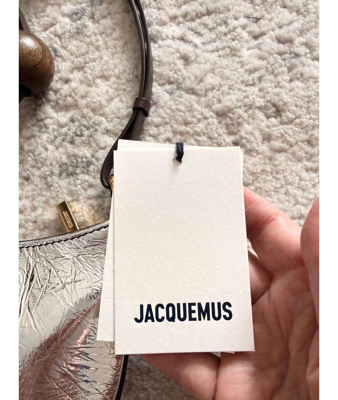 JACQUEMUS Серебряная сумка с короткими ручками из лакированной кожи, фото 3