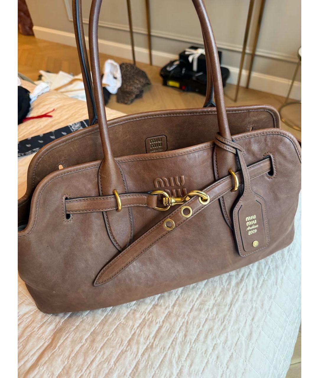 MIU MIU Коричневая кожаная сумка тоут, фото 2