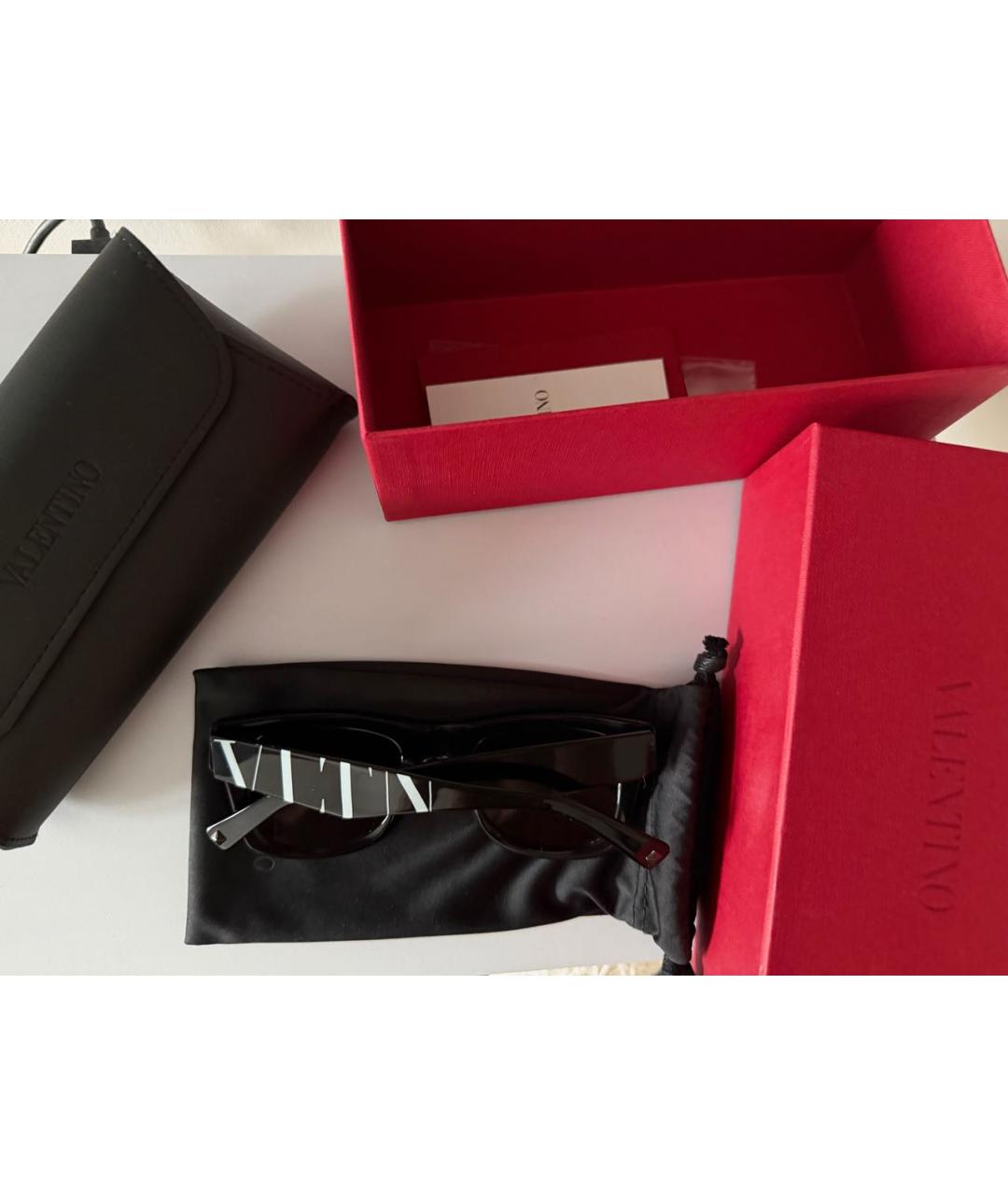 VALENTINO Черные пластиковые солнцезащитные очки, фото 4