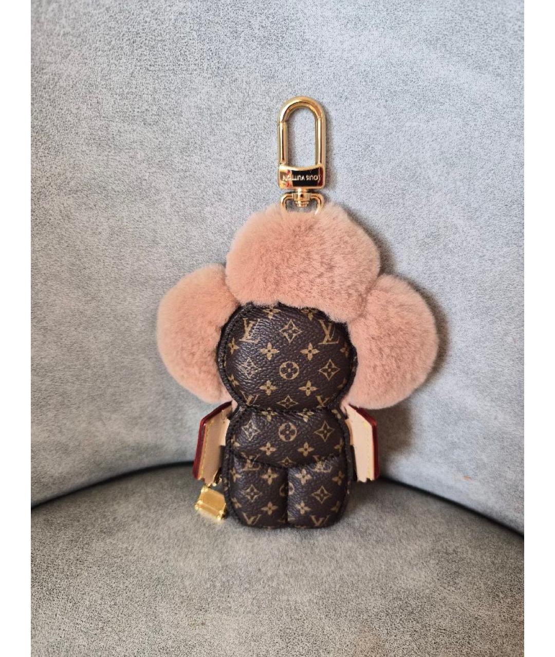 LOUIS VUITTON Коричневый брелок, фото 2