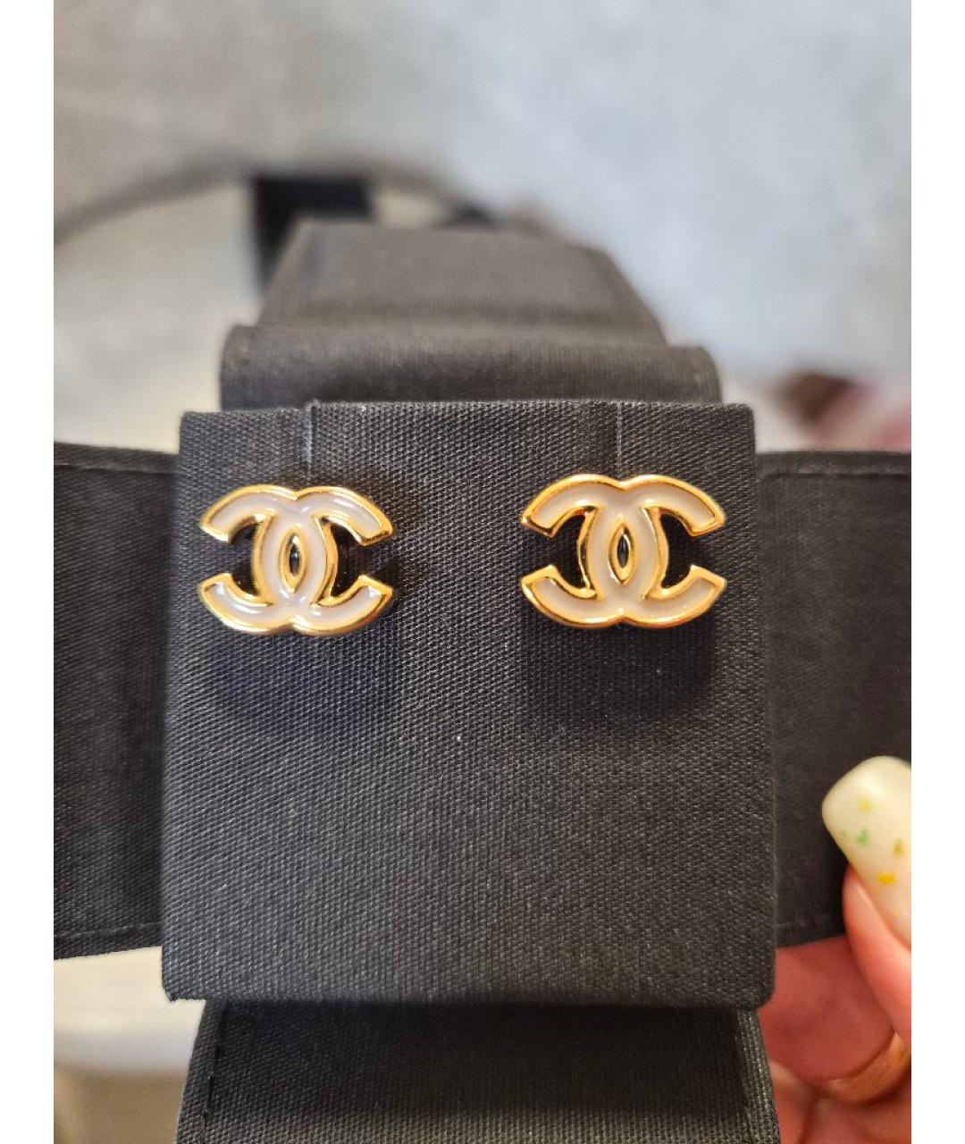 CHANEL Бежевые металлические серьги, фото 4