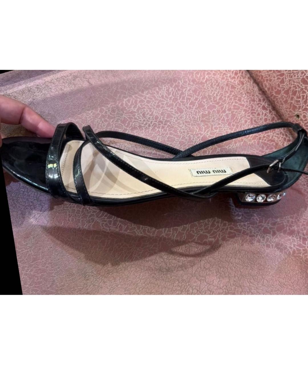 MIU MIU Черные босоножки из лакированной кожи, фото 4