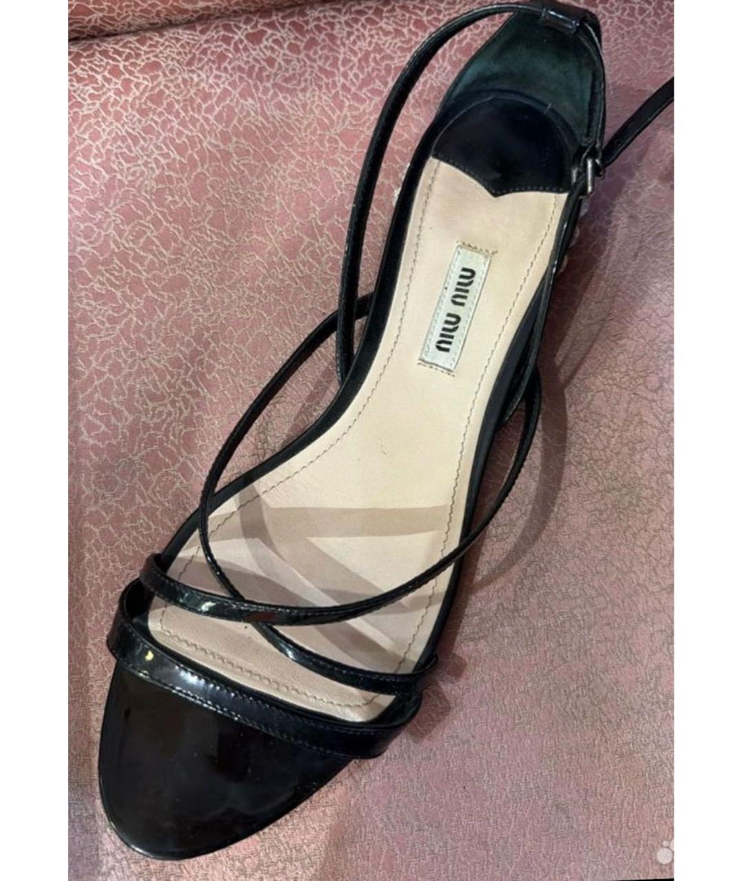 MIU MIU Черные босоножки из лакированной кожи, фото 2