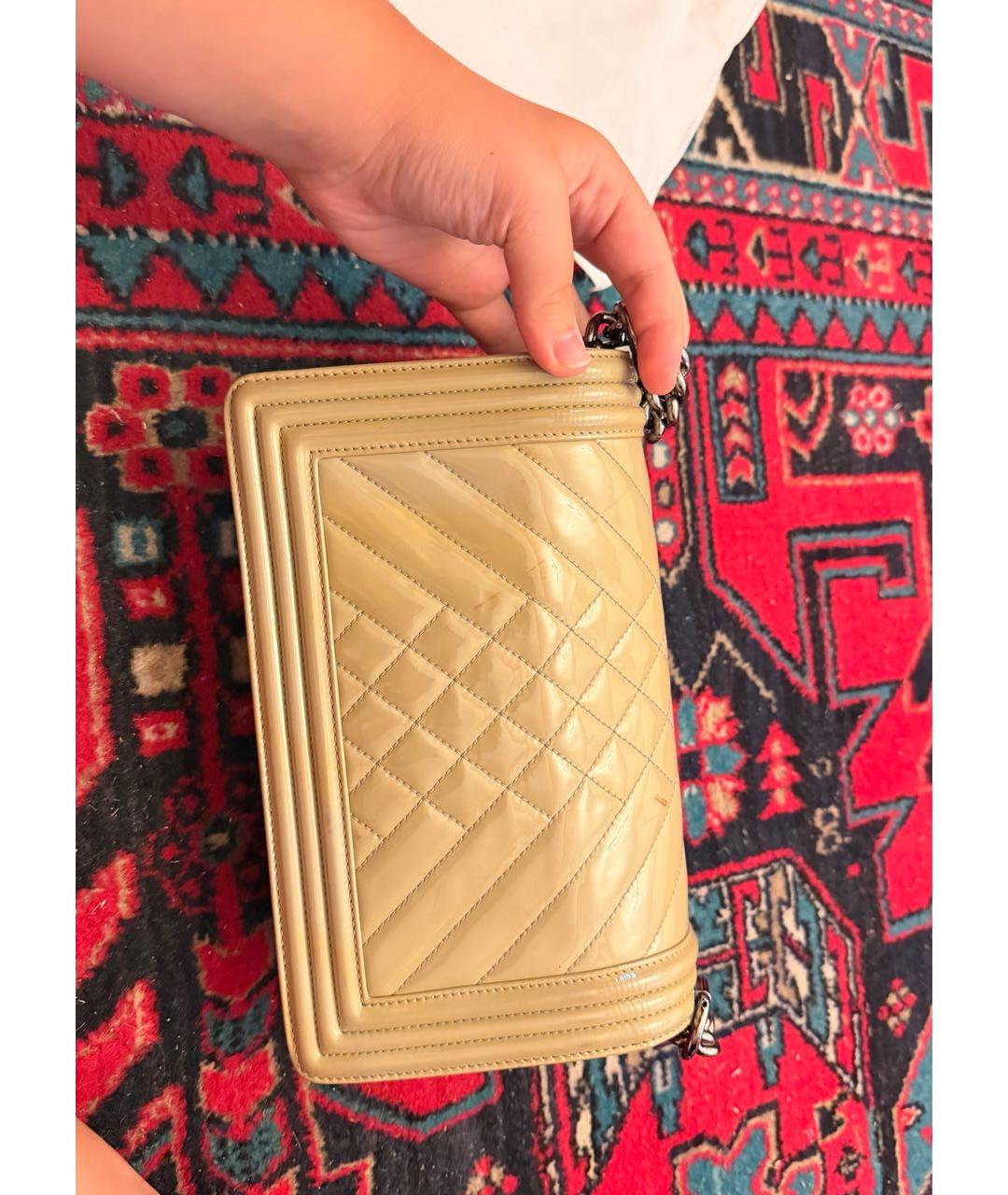 CHANEL Бежевая сумка через плечо из лакированной кожи, фото 3