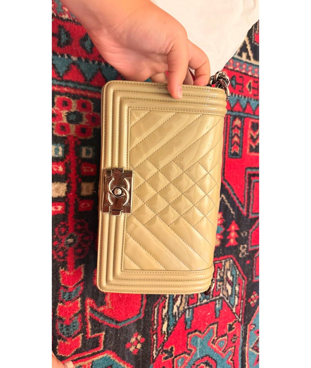 CHANEL Бежевая сумка через плечо из лакированной кожи, фото 5