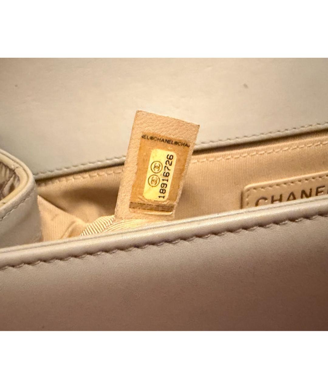 CHANEL Бежевая сумка через плечо из лакированной кожи, фото 4