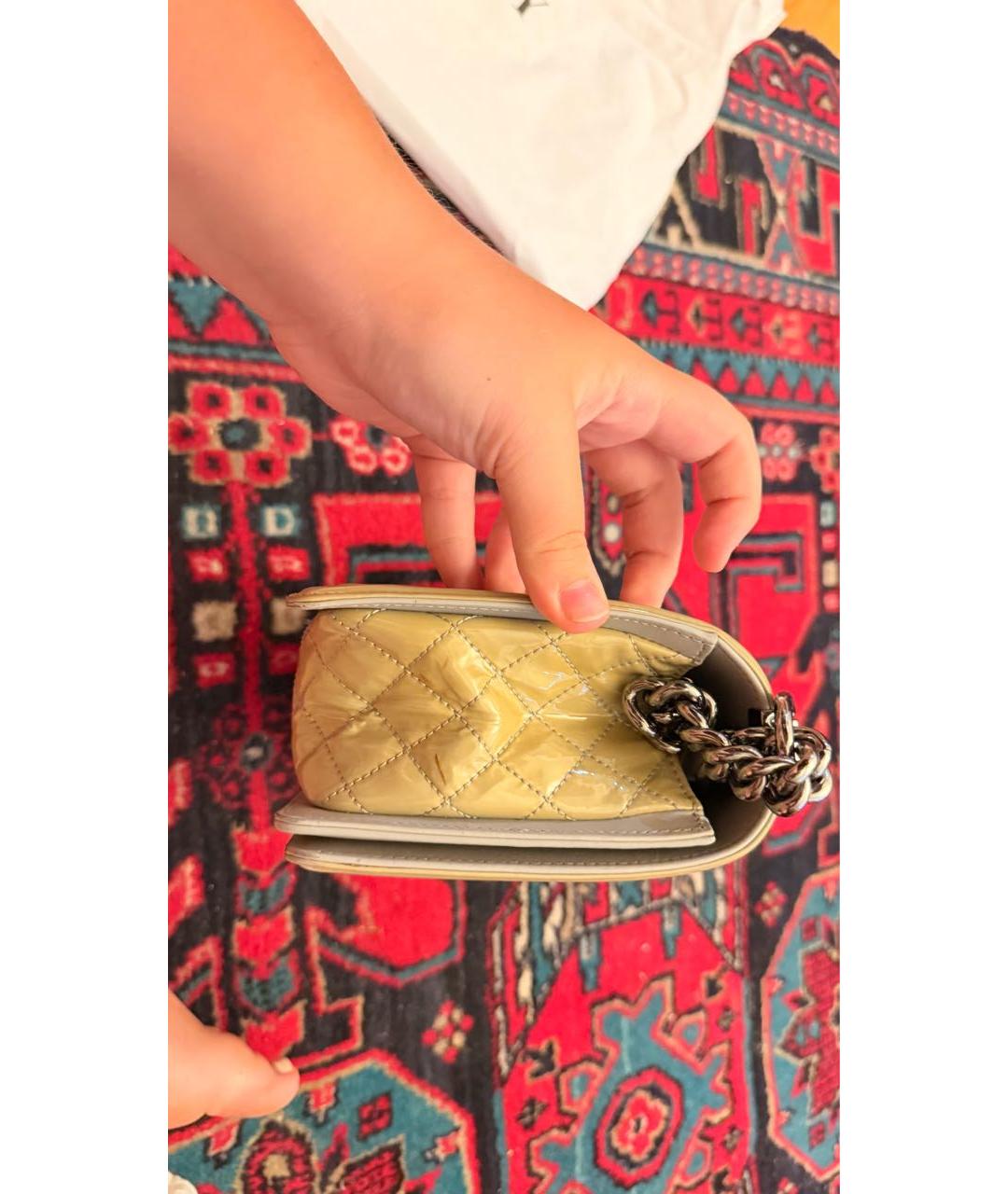 CHANEL Бежевая сумка через плечо из лакированной кожи, фото 2